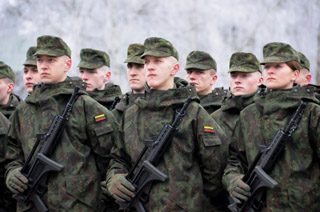 Į bazinius karinius mokymus kitąmet planuojama pakviesti 700 jaunuolių