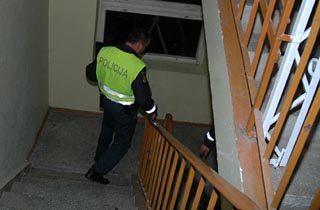 Jaunuoliai girtavo laiptinėje