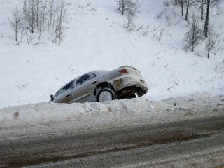 Po susidūrimo automobilis nuslydo į griovį, kitas automobilis pasišalino iš įvykio vietos