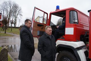 Nevarėnų gaisrinė komanda džiaugiasi naujesniu automobiliu