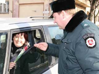 Policijos pareigūnų šiandien dalijo gėles moterims