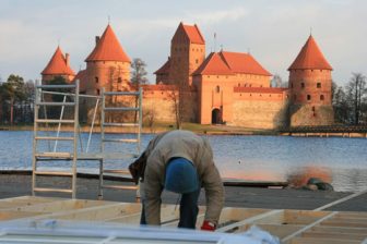 Trakuose iki Trijų karalių ūžaus Kalėdų senelių sostinė